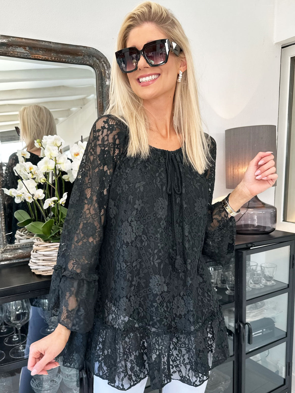 Trille - Sød blondetunika med flæsekant